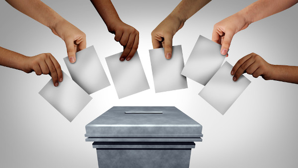 O sufrágio universal possibilita todos os cidadãos a participarem das eleições, podendo votar ou serem votados.