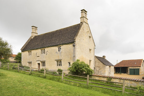 Casa onde Newton nasceu e viveu com os avós durante infância na Inglaterra. [2]